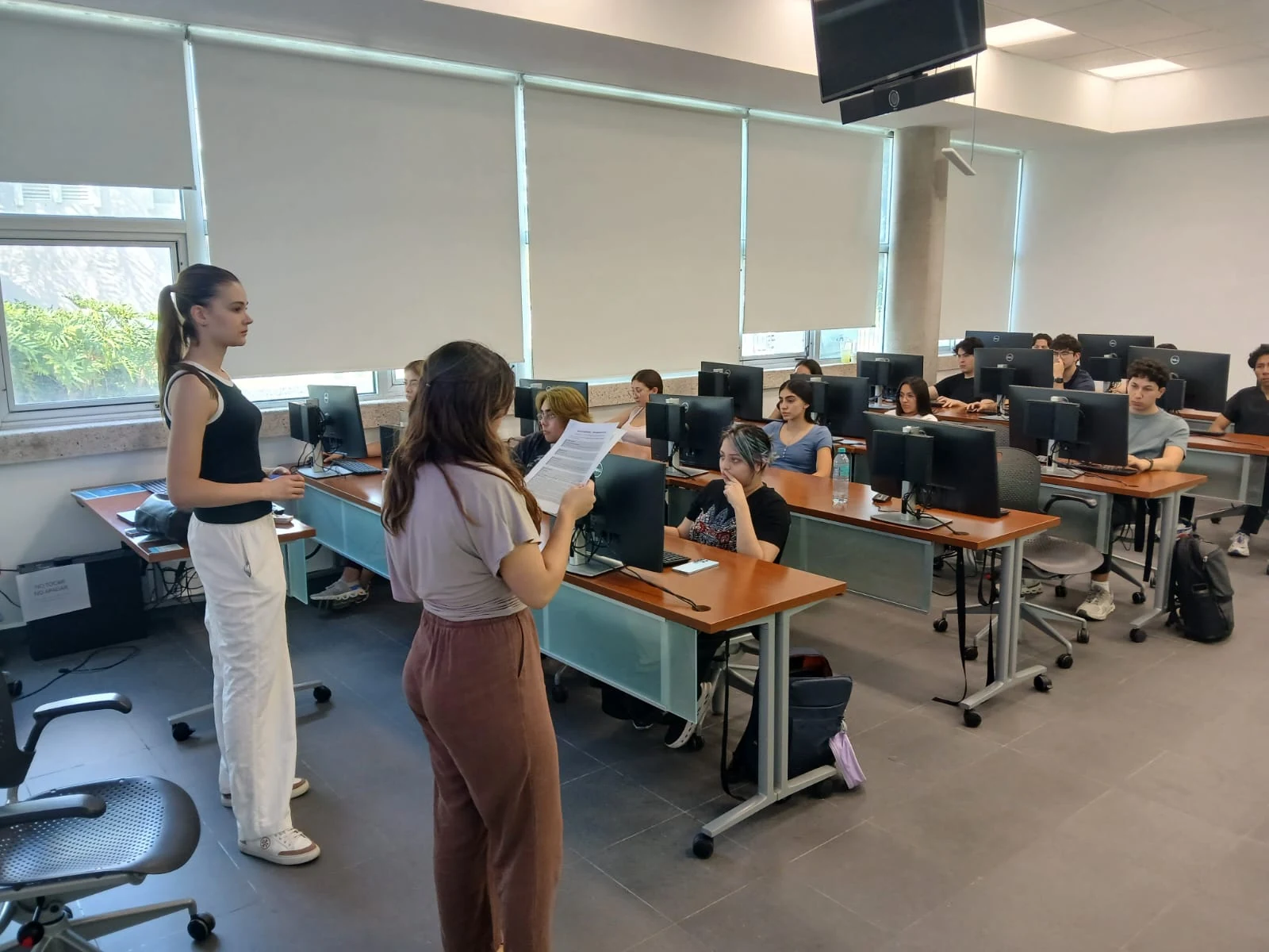 Participants in an experimental economics session at BEER Lab, Tecnológico de Monterrey.