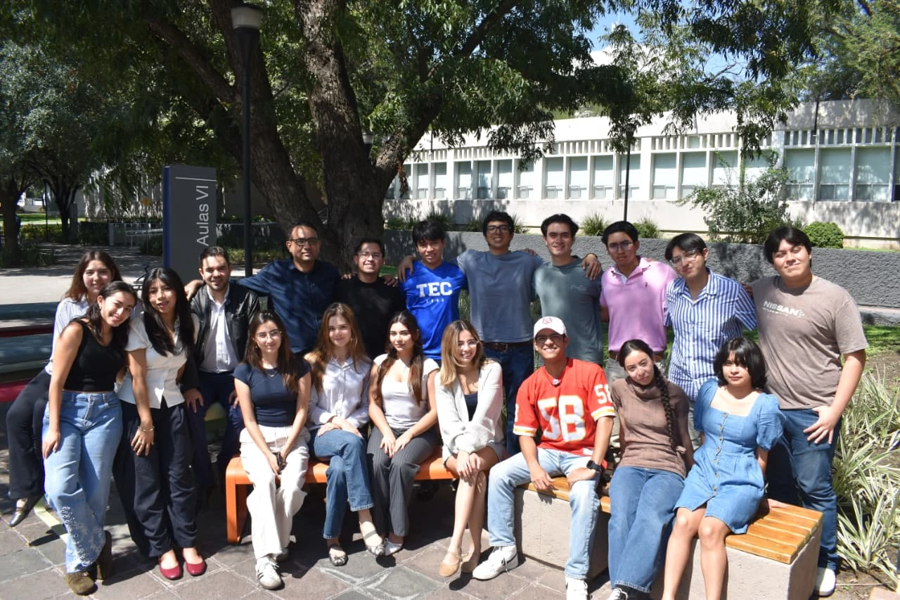 NudgeTEC students and team on the Tecnológico de Monterrey campus.